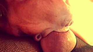 Babica Carmen Claus klasična kurba za sesanje kurca ob božiču