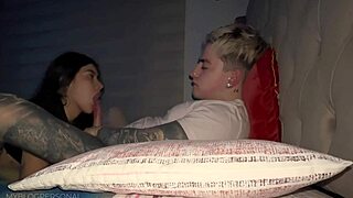 Mi Hermanastra Y Yo Nos Pusimos Cachondos Y Hacemos El Amor En La Cama De Sus Padres