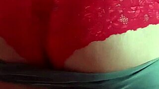 Modelando Cachetero Rojo De Encaje With Dancing Lingerie Toys