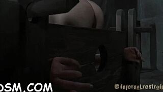 Widening Open Slave's Muff