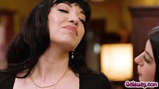 Gal Ritchie seduces her boss for the laptop