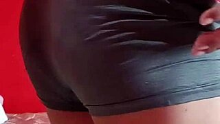 Modelando Cachetero Rojo De Encaje With Dancing Lingerie Toys