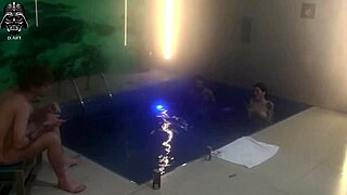 Eu Fiz um Ménage com Amigos na Piscina do Motel, Parte 1