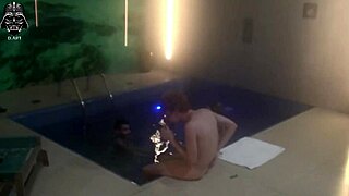 Ostry trójkąt z kumpelami w basenie motelu, cz. 1