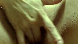 Saya balik kerja sangat penat dan rasa nak onani sampai pancut