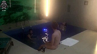 Imela sem trojček s prijatelji v motelskem bazenu, del 1