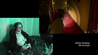 Detailní nahý průchod hrou Alan Wake 2 s velkými kozami, tlustým tělem, brýlemi, tetováním a dlouhými vlasy