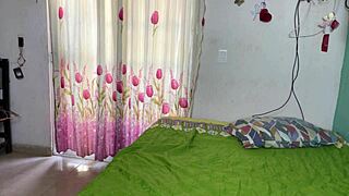 me masturbo en la cama de mi tía mientras se baña, pensando en su cuerpo sucio y delgado en la bañera.