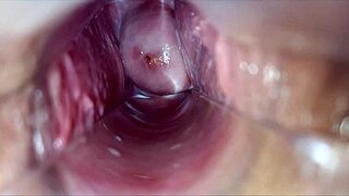 Pulsande orgasm byggs upp i hennes våta fitta under onani