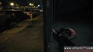 Orální chlapi dělají návrhy na panenky v brýlích a roztomilé