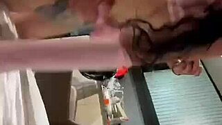 Şirin mavi gözlü Latina ilk kez sert sikildi.