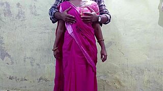 pink saree pe bhabhi kitni sexy lagti hai, aaj chodunga na chut faad ke