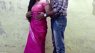 pink saree pe bhabhi kitni sexy lagti hai, aaj chodunga na chut faad ke