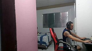 Enteado pega madrasta masturbando o cuzinho 😈