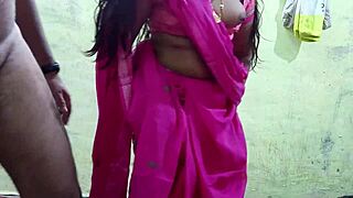 pink saree pe bhabhi kitni sexy lagti hai, aaj chodunga na chut faad ke