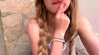 Blondinka študentka čaka poželjivo na očima na sprednjem dvorišču.