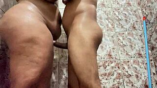 i fuck my neighbor in the shower and cum on her fat ass, full vid on red