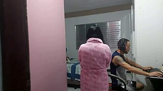 Enteado pega madrasta masturbando o cuzinho 😈