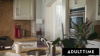 Adult time - narození - Casey Calvert chce tvou spermu, nechá se oplodnit celý den breeding šukání - část1.