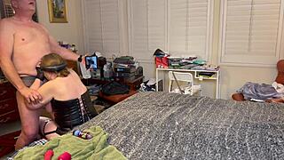 Babica Peggy Sue prvič pegging konča z usti polnimi sperme