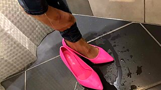 Desperate pee in jeans, then he pees on ass and gets blowjob!