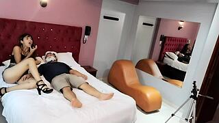 oh dios, el tio de barba blanca todavia funciona, le saco la verga y se le para para chuparla!