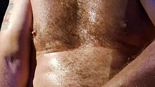 Gazzadomm hangt relaxed in zijn truck te rukken en spuit groot lading zaad