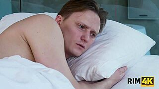 Rim4k - Frumoasa mângâie fundul partenerului înainte să-l fută