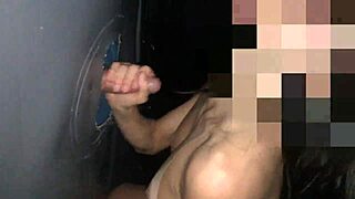 Punheta Bem Molhada Pelo Glory Hole E Tirando Leitinho Da Fonte