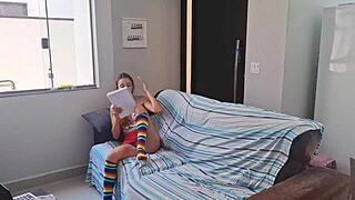 Velho maduro entra no banheiro com novinha para ass worshiping