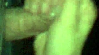 Punheta Bem Molhada Pelo Glory Hole E Tirando Leitinho Da Fonte