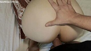 אמא חורגת תקועה עושה את המיטה שלי