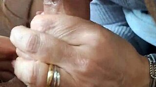 lecco la figa alla mia amante mentre a lorgasmo poi gli sborro in faccia