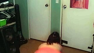 Catherine Grey shares her twerking moves on snapchat in a fun dance session.