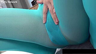 Little Ellis gets wet masturbating with dildo 😏