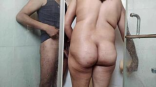 हॉट सौतेली बहन की बाथरूम में चुदाई सुबह के नाश्ते से पहले