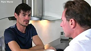 Busty beba Kitana Lure zapelje sostanovalce v DP trojček