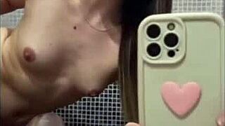 Me la metieron toda en el baño, sexo rápido grabado