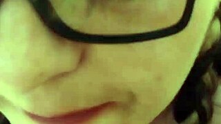 Pornnapplepie deepthroats in glasses on her knees.