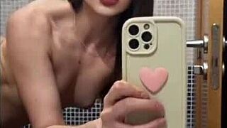 Me la metieron toda en el baño, sexo rápido grabado