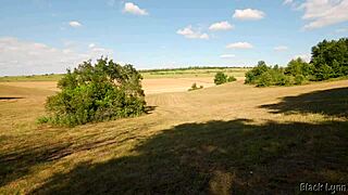 Γυμνάστρια πιπιλίζει μεγάλο πούτσο σε εξωτερικό χώρο