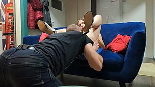 eating shaved pussy while blonde talks on phone