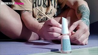 brasileira gostosa pinta unhas dos pés mostrando shaved pussy pra provocar