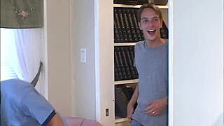 Nikki Hunter, that blonde slut milf, in a wild trio 😈