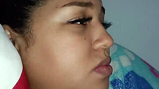 Cansado llegue del trabajo me pongo a ver porno y que me masturbe mi esposa.