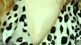 Discovering the depth of her wet pussy in close-up