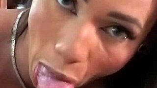 Teen Latina loves that rimjob action