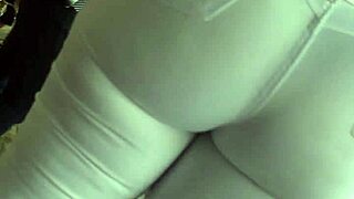 gostosa no onibus showing big ass candidly