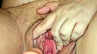 Svrbiť tak tvrdo vzdychá a cuká s dildom