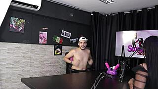 Gostosa safada strips naked showing delicious pussy after handjob game